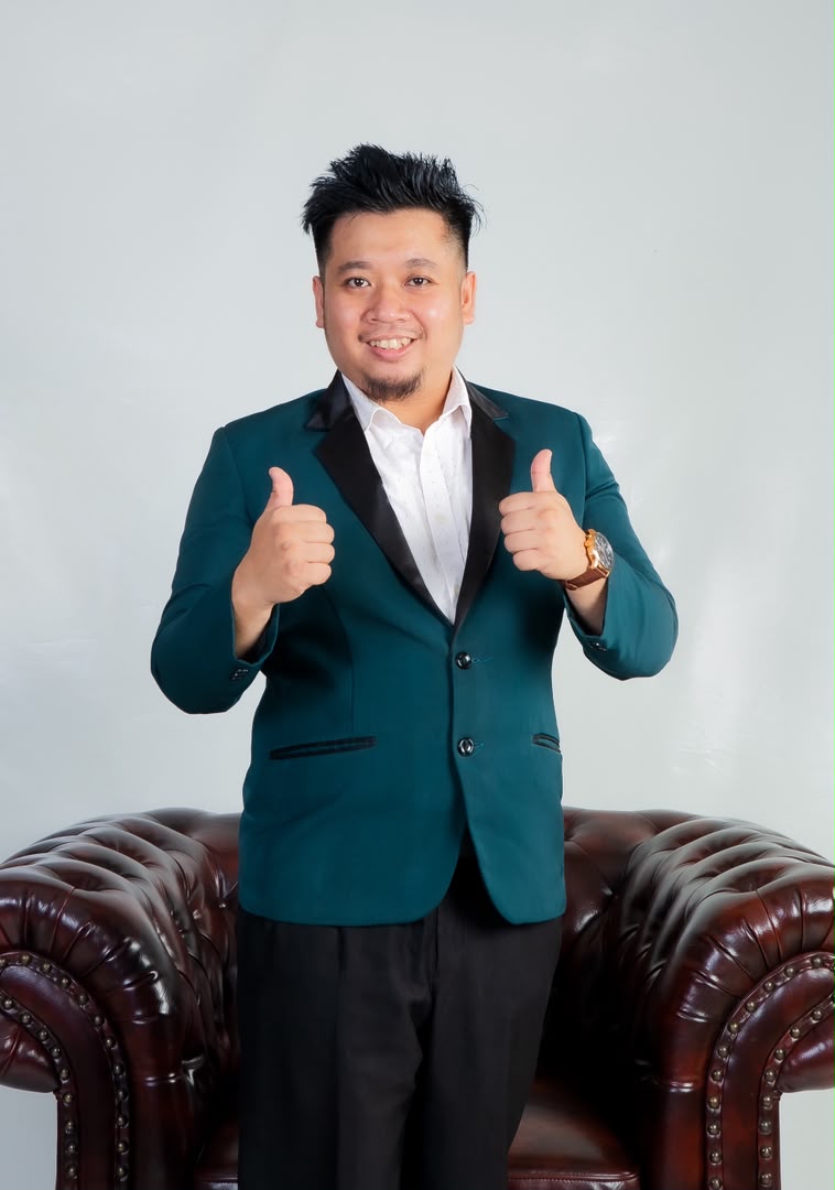 Sir Amin smiling with both thumbs up